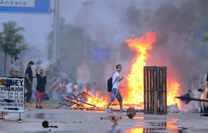 Protestele din Turcia. Forţele de ordine i-au dispersat pe protestatari cu gaze lacrimogene