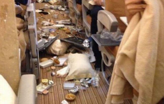 Asta se întâmplă când avioanele trec prin zone cu turbulenţe. Dezastrul dintr-o aeronavă în care tocmai se servise micul dejun 211334
