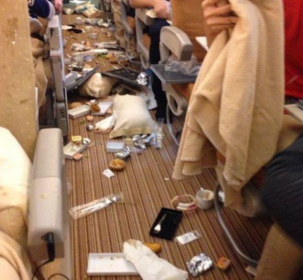 Asta se întâmplă când avioanele trec prin zone cu turbulenţe. Dezastrul dintr-o aeronavă în care tocmai se servise micul dejun 211336
