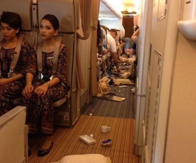 Asta se întâmplă când avioanele trec prin zone cu turbulenţe. Dezastrul dintr-o aeronavă în care tocmai se servise micul dejun 211337