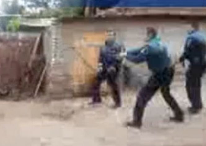 Cum a pus un hoţ de lemne pe fugă doi poliţişti înarmaţi