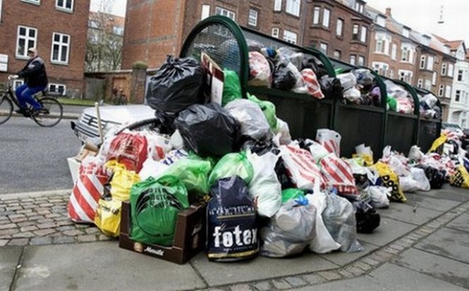 Fiecare român aruncă 100 kg de mâncare. Studiile arată că nu ştim să ne facem cumpărăturile