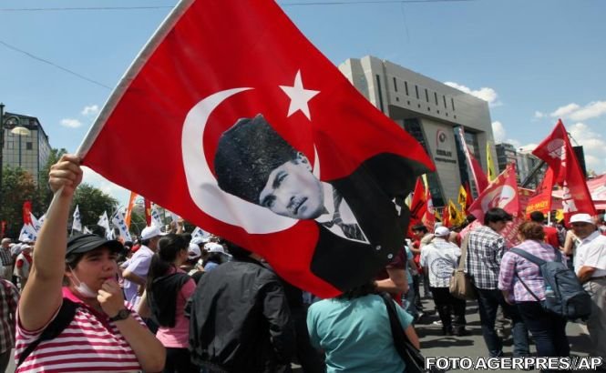 Poliţia turcă a intervenit din nou în forţă pentru a dispersa o manifestaţie din Ankara