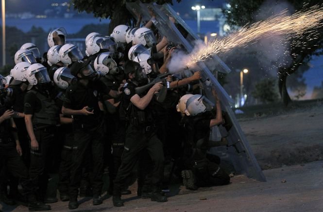 Protestatarii din Turcia au încercat să ajungă la birourile guvernamentale. Tensiunile protestelor, amplificate de o grevă generală