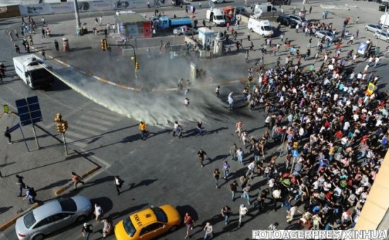 &quot;Taksim, rezistă, muncitorii vin!&quot;. Mii de persoane protestează la Istanbul, la apelul sindicatelor