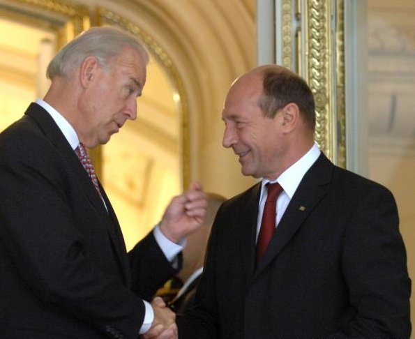 Băsescu a discutat cu vicepreşedintele SUA &quot;teme privind politica internă&quot; a României