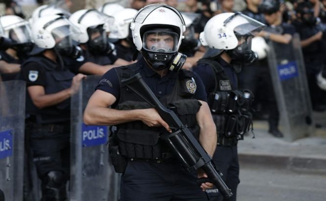 Un poliţist turc a murit în timp ce urmărea mai mulţi protestatari