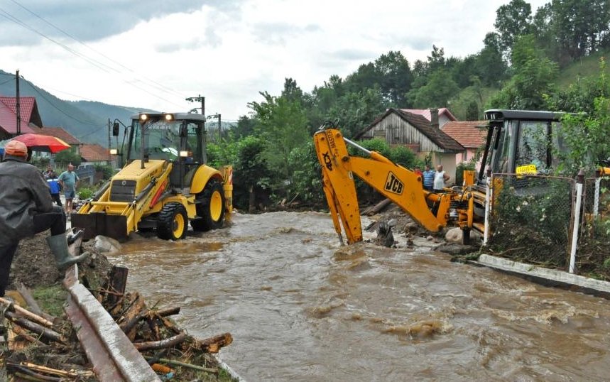 Zeci de case şi terenuri inundate, în judeţul Sibiu. Trei podeţe au fost complet distruse de ploi