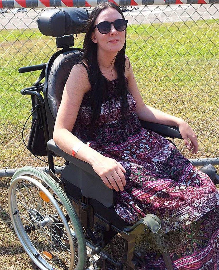 După ce a făcut această fotografie a început COŞMARUL. Ce i s-a întâmplat tinerei de 23 de ani după ce a fost muşcată de un ţântar 211918