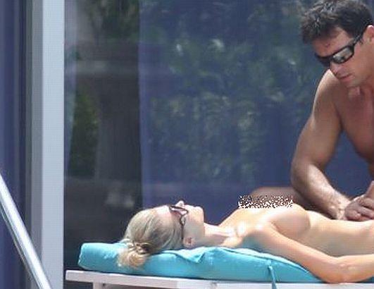 Nici prin cap nu le trecea că paparazzii sunt pe urmele lor. Celebrul model a arătat TOT, fără să vrea 211928