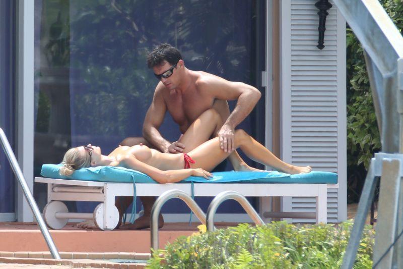 Nici prin cap nu le trecea că paparazzii sunt pe urmele lor. Celebrul model a arătat TOT, fără să vrea 211931