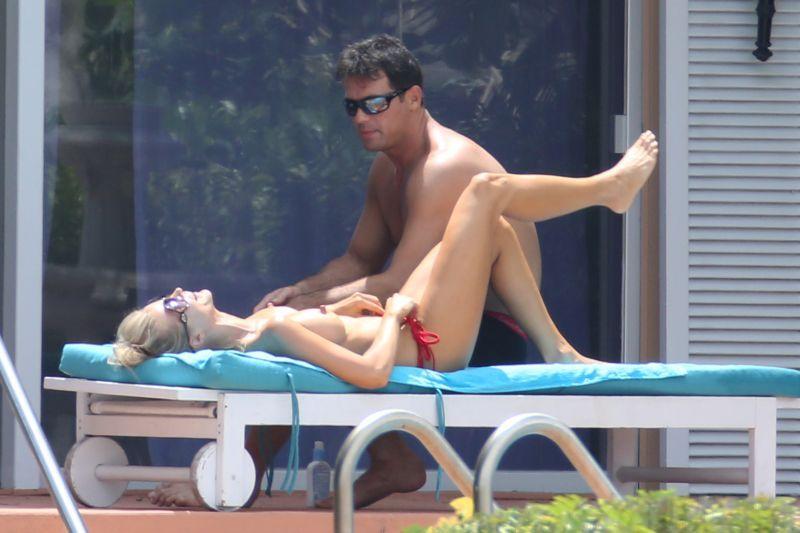 Nici prin cap nu le trecea că paparazzii sunt pe urmele lor. Celebrul model a arătat TOT, fără să vrea 211933