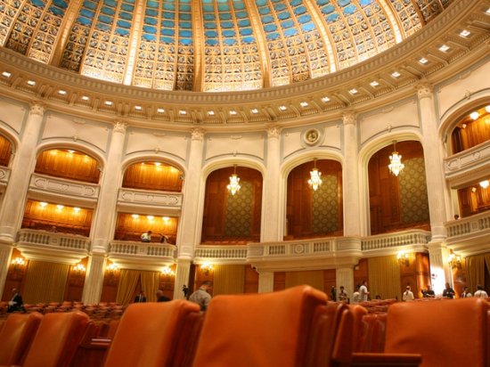 După ce au luat voturile românilor, unii parlamentari au uitat că au fost trimişi să facă legi. Parlamentul României bate noi recorduri de lene