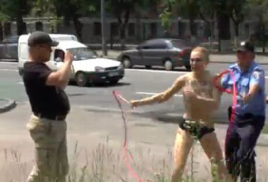 O activistă Femen topless a ironizat, la Kiev, divorţul lui Putin. Vezi aici protestul ei