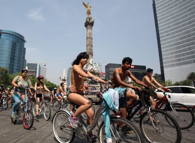Goi pe două roţi: Mii de ciclişti au pedalat dezbrăcaţi pe străzile din Ciudad de Mexico