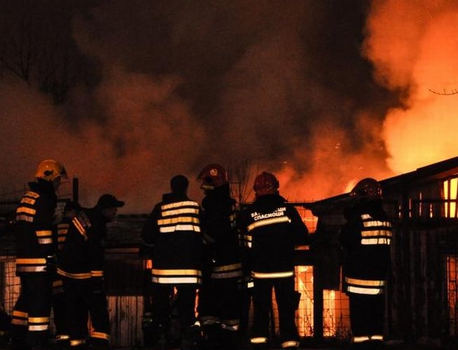 O femeie din Braşov a murit carbonizată, după ce un incendiu puternic a izbucnit în locuinţa sa