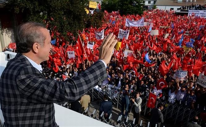 Străzile FIERBINŢI din Turcia se pregătesc să dea în clocot. Partidul de la guvernare organizează CONTRA-manifestaţii în principale oraşe din ţară