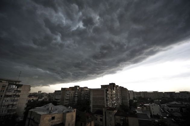 Bilanţ cumplit după prima noapte în care furtunile au măturat România. Doi oameni au murit loviţi de trăsnet, iar o gospodărie s-a transformat într-un morman de cenuşă