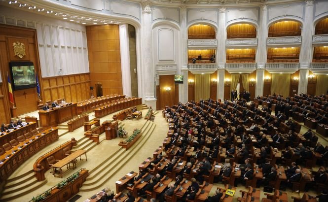 Camera Deputaţilor a adoptat legea privind abilitarea Guvernului de a emite ordonanţe în vacanţa parlamentară
