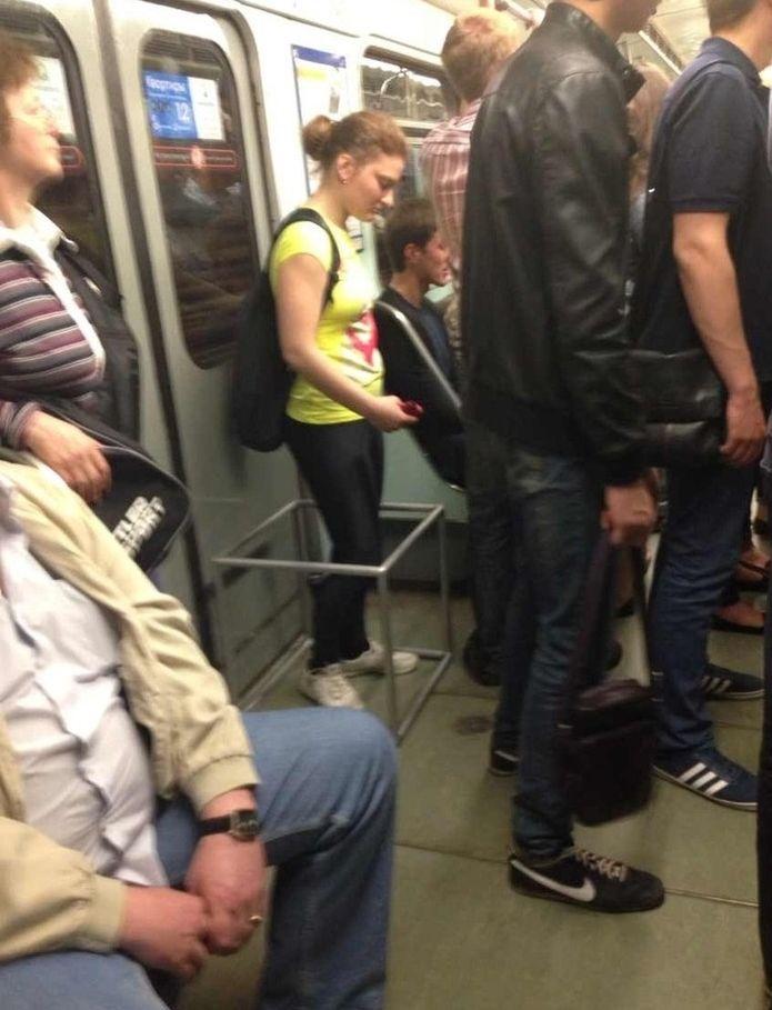 Fotografia surprinsă chiar în metrou. Toţi călătorii se uitau la tânăra în tricou galben, pentru că n-au mai văzut aşa ceva 212464
