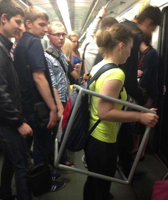 Fotografia surprinsă chiar în metrou. Toţi călătorii se uitau la tânăra în tricou galben, pentru că n-au mai văzut aşa ceva 212465