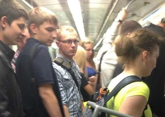 Fotografia surprinsă chiar în metrou. Toţi călătorii se uitau la tânăra în tricou galben, pentru că n-au mai văzut aşa ceva