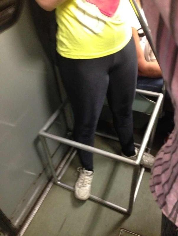 Fotografia surprinsă chiar în metrou. Toţi călătorii se uitau la tânăra în tricou galben, pentru că n-au mai văzut aşa ceva 212467