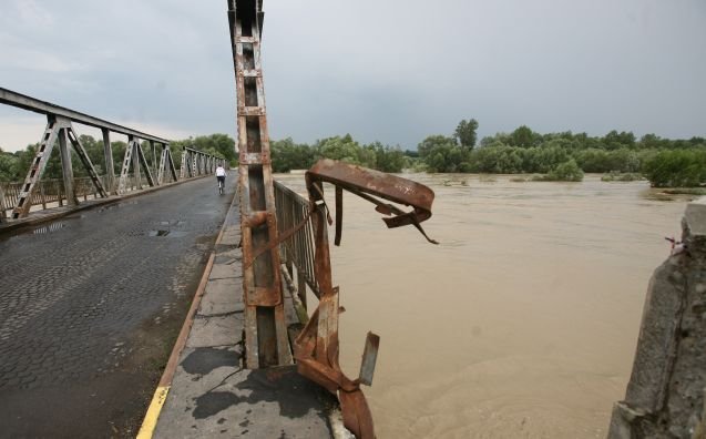 Tragediile provocate de inundaţii. În Iaşi, doi bărbaţi şi un copil au murit