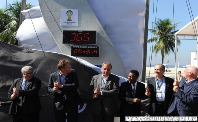 Pele a inaugurat pe plaja Copacabana un ceas ce marchează un an până la începerea Cupei Mondiale