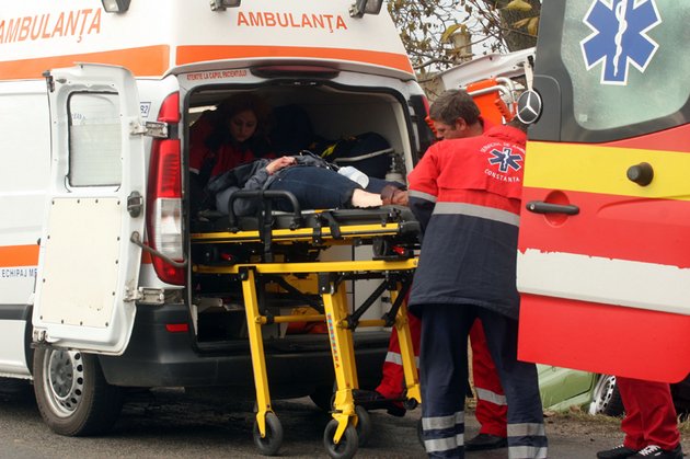 Accident cu doi morţi şi 11 răniţi, în Caraş Severin. Un autoturism s-a izbit FRONTAL cu un microbuz