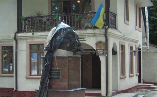 Eminescu, &quot;decapitat&quot; într-un sat din Ucraina