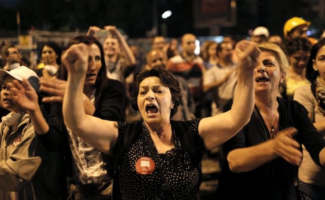 Turcia: Mamele protestatarilor au ieşit în stradă pentru a-şi proteja copiii de intervenţia forţelor de ordine