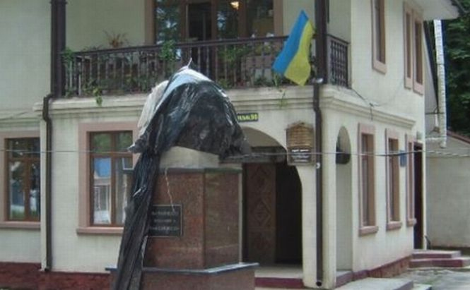 Poliţia a găsit partea dispărută din statuia &quot;decapitată&quot; cu Eminescu