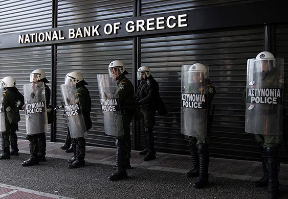 Una din cele mai mari bănci din Grecia a evitat naţionalizarea în ultimul moment