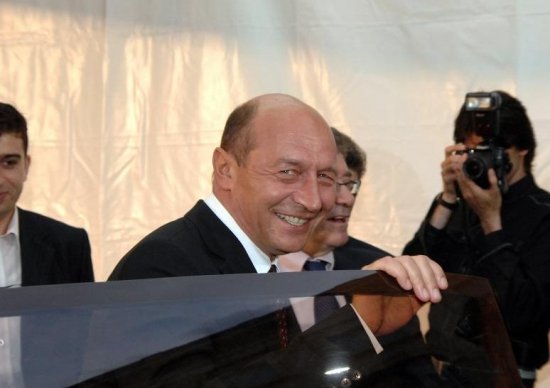 Comisiile juridice au avizat FAVORABIL iniţierea referendumului cerut de Băsescu 