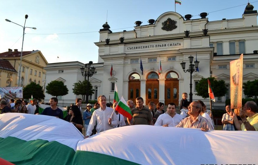 Mii oameni protestează la Sofia, cerând demisia premierului Plamen Oreşarski