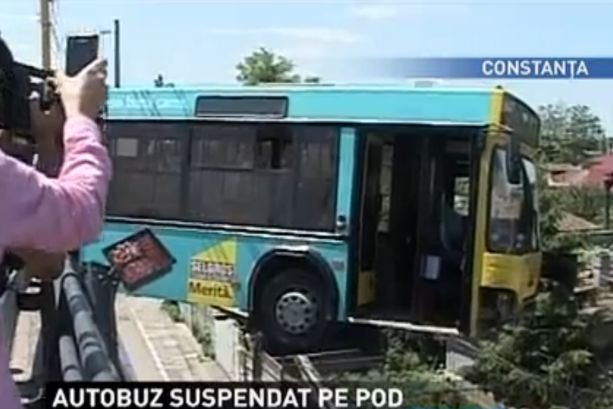 Autobuz suspendat în gol, pe marginea unui pod din Constanţa