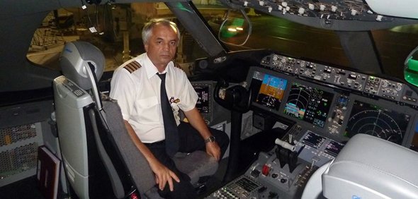 Dumitru Oprişiu, singurul căpitan român pe Boeing 787 Dreamliner