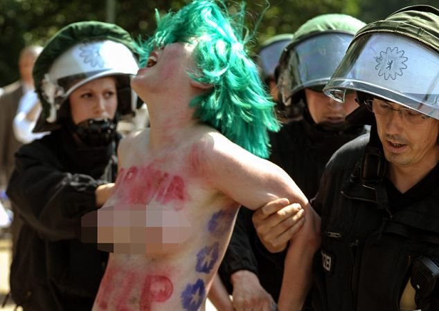 Două activiste FEMEN au protestat topless la Berlin, unde preşedintele Obama se afla în vizită oficială