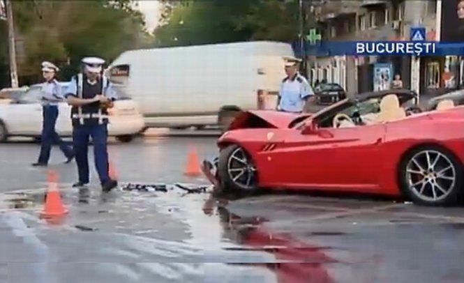 Manelistul Adrian Minune, implicat într-un accident de circulaţie. Ferrariul de 180.000 euro, avariat serios