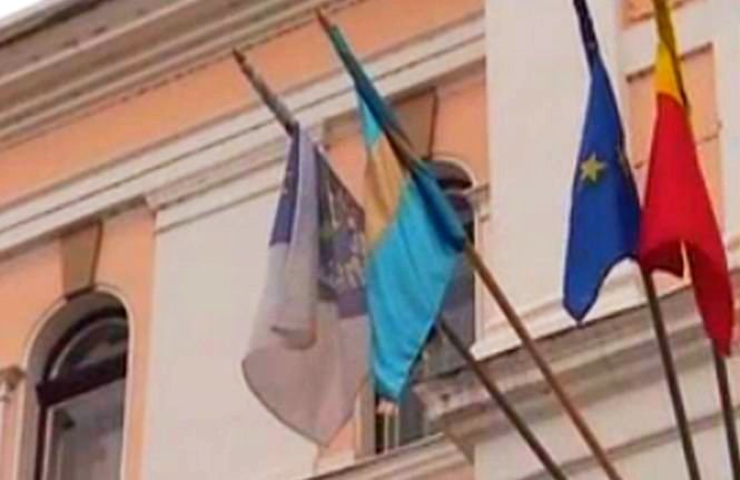 Steagul judeţului Covasna, anulat definitiv în instanţă. Conducerea CJ nu vrea să îndepărteze drapelul de pe sediile instituţiilor
