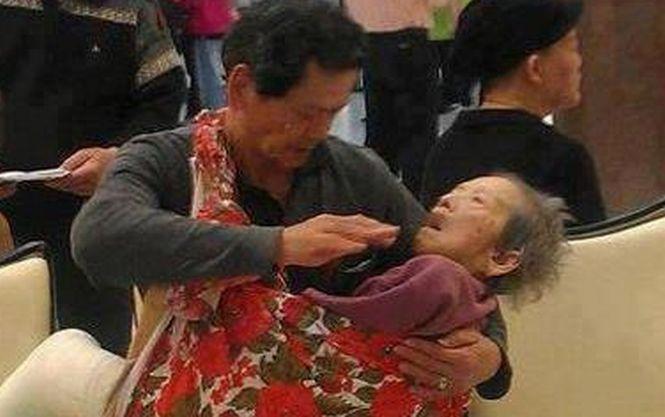 Gestul lui ne face să redescoperim latura frumoasă a umanităţii. Imaginea care a impresionat întreaga lume  213908