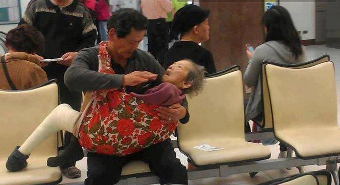 Gestul lui ne face să redescoperim latura frumoasă a umanităţii. Imaginea care a impresionat întreaga lume  213909