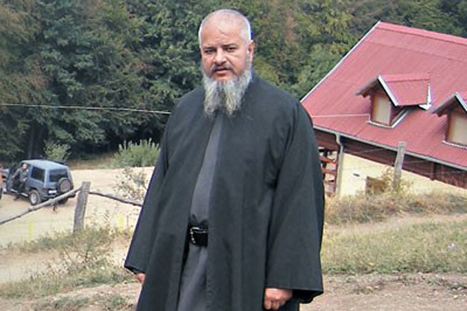 Un preot sârb care a omorât în bătaie un dependent de droguri, condamnat la 20 de ani de închisoare