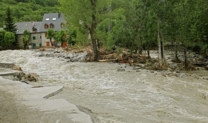 Inundaţii în judeţul Neamţ - case luate de ape, oraşe fără curent electric, copaci smulşi din rădăcină