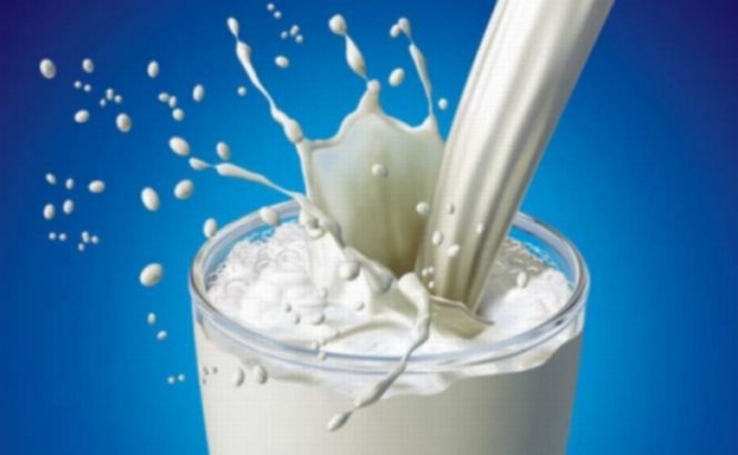 Laptele românesc, în pericol. România riscă să bea doar lapte de import, din cauza preţului