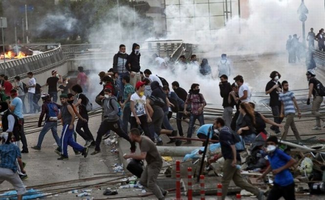 Mii de protestatari au invadat din nou Piaţa Taksim şi Ankara. Câţiva manifestanţi au fost snopiţi în bătaie cu bastoanele