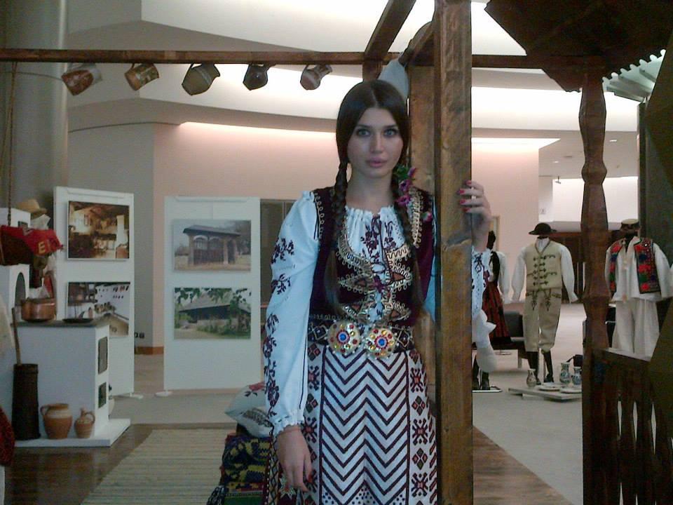 Fotografia pe care Elena Băsescu a postat-o pe internet în urmă cu puţin timp. "Este unul din obiectele vestimentare preferate" 214219