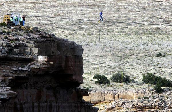 Imaginea care a ULUIT America. Au privit cu sufletul la gură ce făcea acest bărbat. "Putea muri în orice clipă" 214234