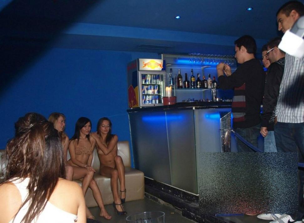 Cum s-a îmbrăcat această tânără frumoasă, când a mers în club. "E cea mai depravată fiinţă pe care am văzut-o" 214504